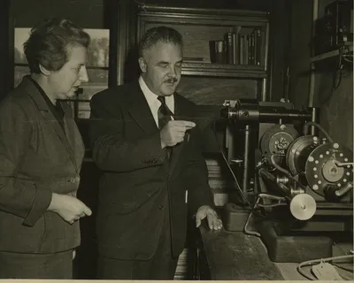 黑白照片,人物特写,钢笔画,摇滚乐团,影雕,从左至右：R. Adrienne Weill（生于1903年）和John Phillip Nielsen（生于1911年）