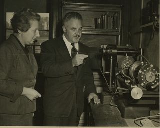 黑白照片,人物特写,钢笔画,摇滚乐团,影雕,从左至右：R. Adrienne Weill（生于1903年）和John Phillip Nielsen（生于1911年）