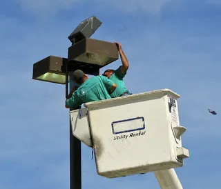 包,手提包,背包,脱皮机,液压斗中的男人