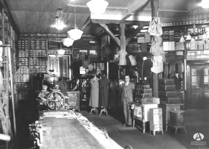 商店商场,加工车间,巷道,步行街,报刊亭,Lahusen Cia Ltda。 /室内