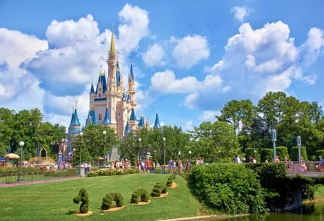 迪士尼-灰姑娘城堡与巨龙修剪
