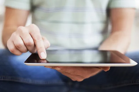 平板手机,人物特写,手,上衣,,平板电脑使用1