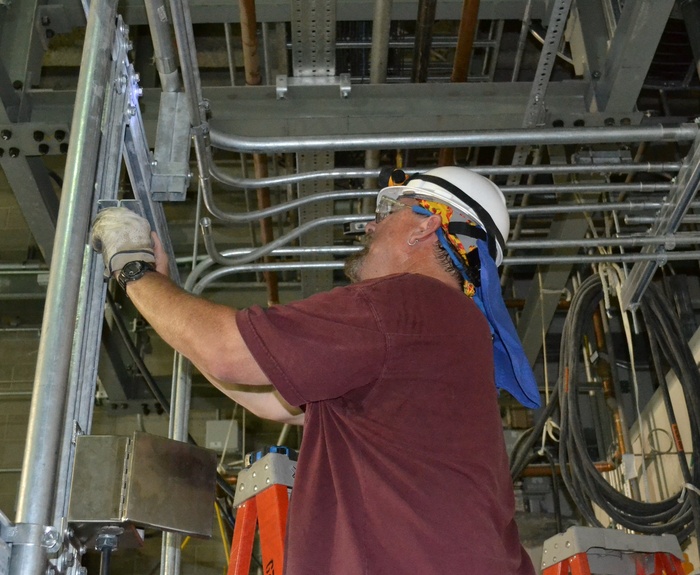 轿车,纺织,维修人员,人物特写,美女,普韦布洛化学剂销毁中试工厂增强型改造大楼