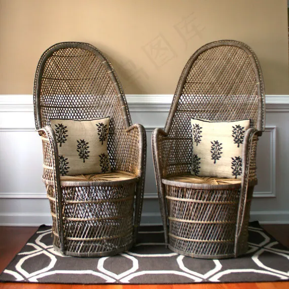 想要：配对高背风扇椅子。王座椅子。扶手椅。藤。柳条。世纪中叶。弹簧。露天用餐。露台家具。室内设计。