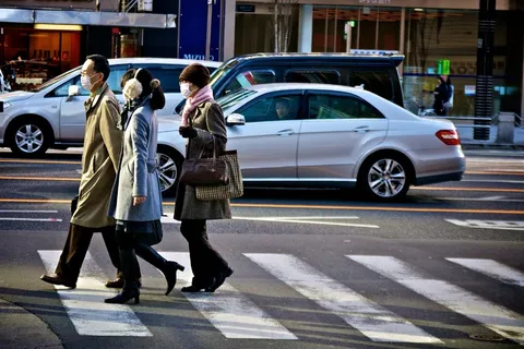 轿车,城市街道,人行横道线,人物特写,SUV,银座