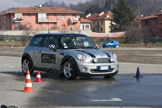 轿车,SUV,街道,赛车,交通事故,安全驾驶学校