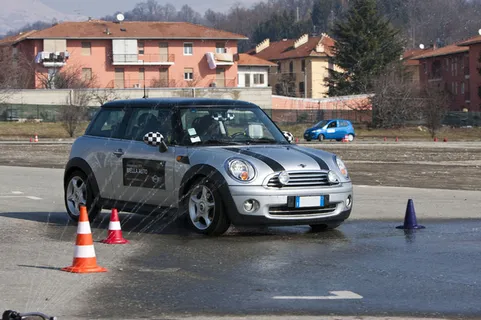 轿车,SUV,街道,赛车,交通事故,安全驾驶学校 轿车,SUV,街道,赛车,交通事故,安全驾驶学校