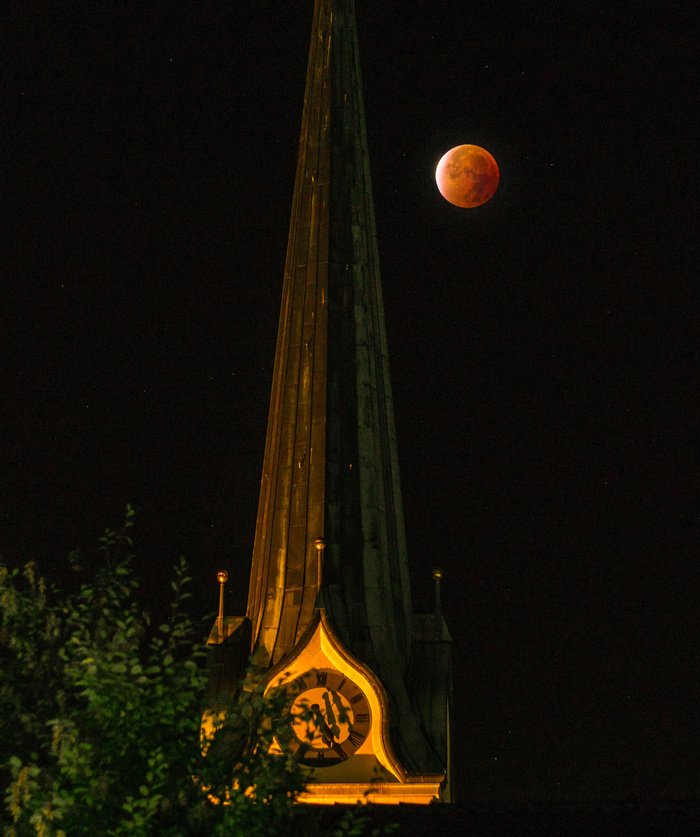 格伦兴Eusebius教堂上空的超级血月