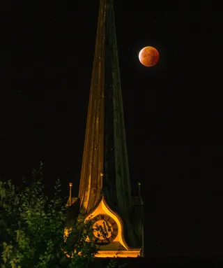 格伦兴Eusebius教堂上空的超级血月