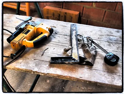 锯，手套和尺子