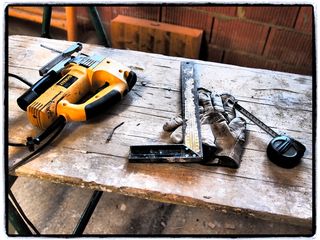 锯，手套和尺子