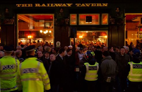 切尔西球迷，伦敦市铁路小酒馆