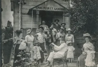 黑白照片,绘画,钢笔画,军人/警察,人物特写,人们在家庭聚会上喝酒