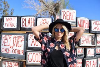 ,美女,公交站牌,零售商,电视将不会发生革命