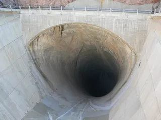 漏洞-如果水位太高，米德湖水绕过胡佛水坝的溢流路线。我的人生评论