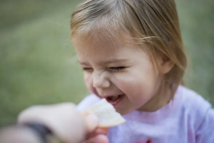 婴儿,女孩,人物特写,小孩,儿童,里斯不想尝试食物时的脸
