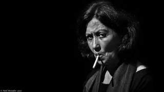 指挥大师,演唱,歌唱家,西服,烟雾和短剑