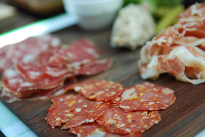 菜肴,花蟹,花卉,碗,腊肠,辣椒香肠-熟食店拼盘-Bistro Guillaume AUD22