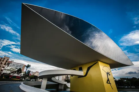 轿车,剧院/博物馆/礼堂,台灯,卫星,天空,奥斯卡·尼迈耶博物馆-周一