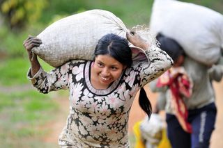 人物特写,民族服饰,手编帽,民族,女孩,NP咖啡袋