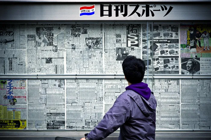 门,告示栏,窗户,书报摊,阅报栏,报纸