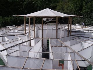 现代建筑,金属栏杆,地板砖,轿车,居民楼,塔罗牌迷宫