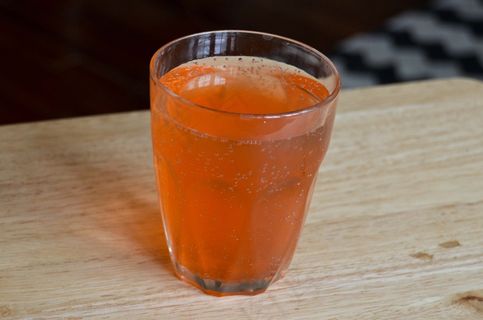 饮料/饮品,鸡尾酒,瓶装饮料-汽水,玻璃杯,杯子,滋补水中的草莓灌木