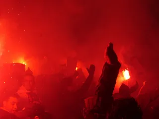 熊熊大火,火山,森林火灾,熔浆,篝火,PSG 2-1 ASSE的熏蒸和红色胭脂