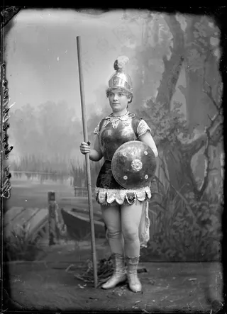 工艺品,,,一名年轻女子的肖像打扮成Boadecia或英国母亲