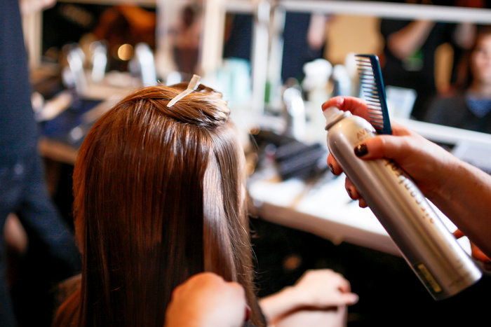 头发,雪茄,美女,手,,Aveda™的幕后花絮– Osklen SS14 –纽约梅赛德斯·奔驰时装周2014年春夏– #MBFW #NYFW – 2013年9月17日–主流通过Aveda Corporation发布的创用CC（cc）照片