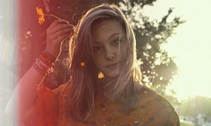 “海边的姑娘们像嬉皮士一样打扮，写着爱情节拍，然后瘦下来。”