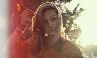 “海边的姑娘们像嬉皮士一样打扮，写着爱情节拍，然后瘦下来。”