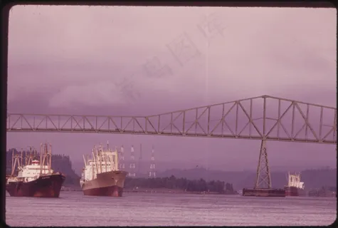 世界最大的森林作业公司之一的Weyerhauser公司所在地Longview的货船和桥梁04/1973