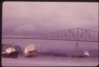 世界最大的森林作业公司之一的Weyerhauser公司所在地Longview的货船和桥梁04/1973