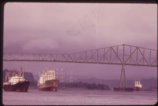 世界最大的森林作业公司之一的Weyerhauser公司所在地Longview的货船和桥梁04/1973