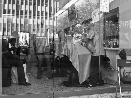 在大街上的理发店