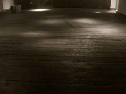 地板砖,餐桌,笔记本,椅子,室内一角,倒在地板上 地板砖,餐桌,笔记本,椅子,室内一角,倒在地板上