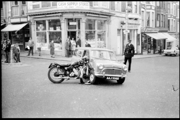 轿车,游览车,三轮车,街道,婚礼车队,事故