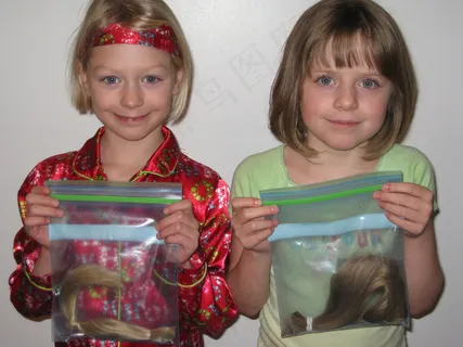 笛沙娃娃,人物特写,女孩,小女孩,手编帽,握住他们捐赠的头发