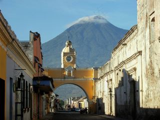 建筑,天空,寺塔,宫殿,剧院/博物馆/礼堂,圣卡塔利娜拱门和阿瓜火山
