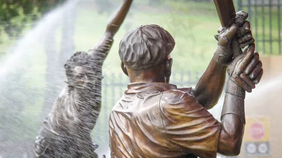 木雕,雕像,根雕,罗汉佛,佛像,在喷头下