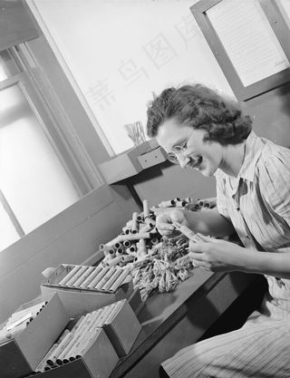 人物活动,沙发,室内一角,床,人物特写,[在美国氰胺帽和保险丝工厂工作的女人]