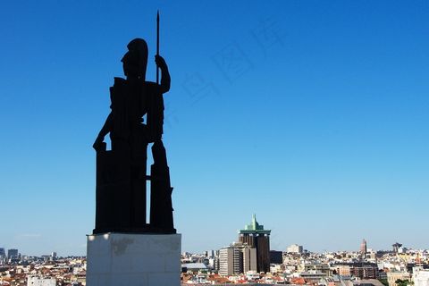 雅典娜（对不起，但马德里的蓝天在夏日如此完美）