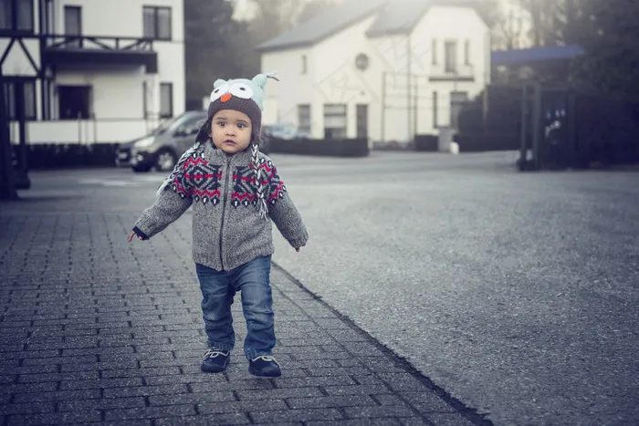 街道,滑旱冰,巷道,牛仔装,女孩,婴儿走路