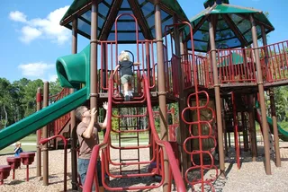 滑梯,游乐场,充气跳床,亭楼,幼儿园设备,在操场上