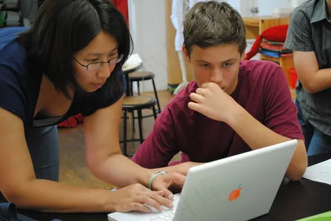 人物活动,扳手腕,合照,美女,女孩,帮助