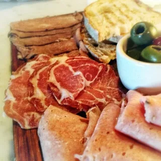 食物,沙发,意大利菜,杯子,三明治,Salumi手由厨师Angelo Chambroni准备@BaroloCalistoga-#Calistoga中的#foodspotting