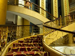 椅子,楼梯,室内一角,吸顶灯,餐桌,地毯楼梯入口