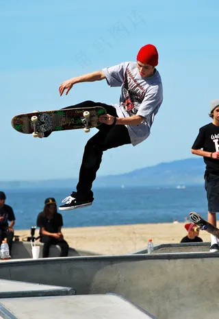 试图通过威尼斯海滩滑板来打破镜头