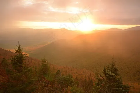 天空,霞光,山峦,树,云雾,星期一早上 天空,霞光,山峦,树,云雾,星期一早上